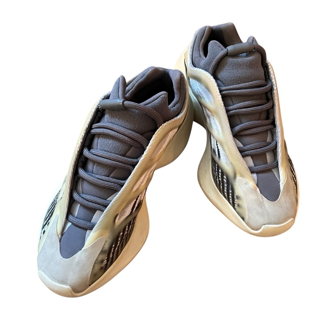 Adidas| Yeezy 700 V3 Fade Salt- Kids Size 4